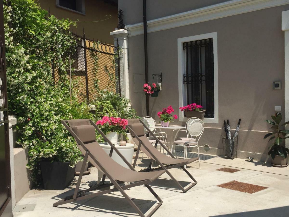 Residenza Elisa Bed and Breakfast Desenzano del Garda Buitenkant foto